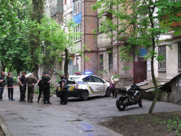 В Мариуполе полиция экстренно оцепила двор у многоквартирного дома (ФОТОФАКТ)