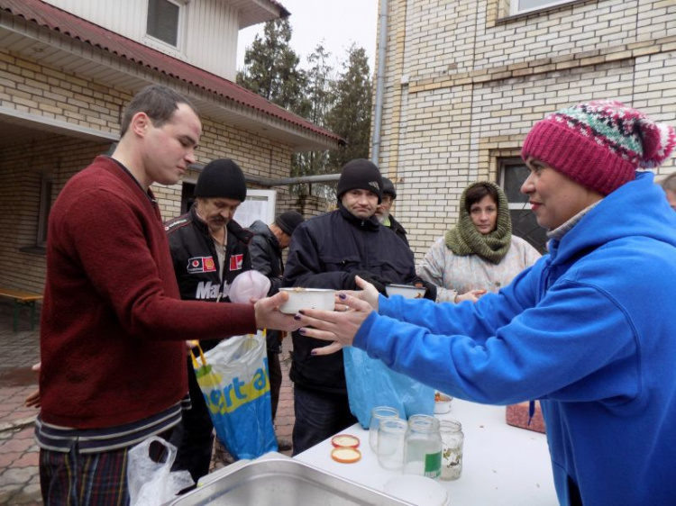 Накануне Рождества в Мариуполе организовали обед для малообеспеченных жителей (ФОТО)