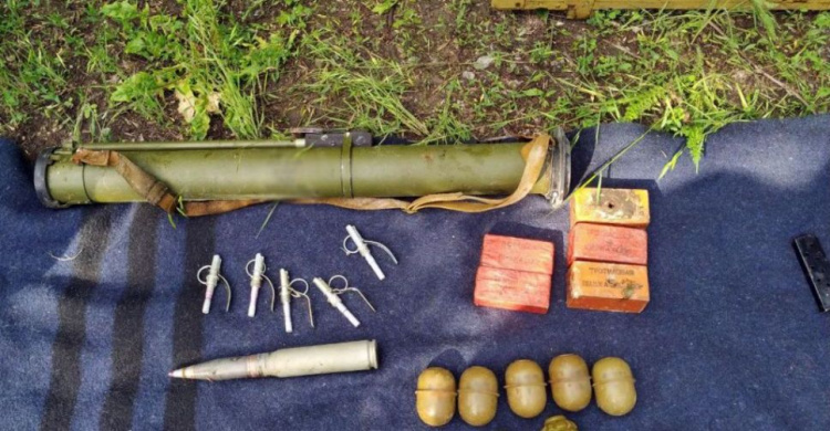 В лесополосе под Мариуполем прятали оружие и боеприпасы
