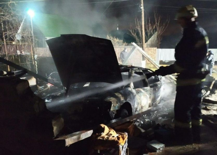Сгорел до тла: на Донетчине в частном дворе вспыхнул гараж (ФОТО)