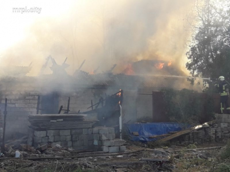 В мариупольском поселке пожар с пустыря перекинулся на дом (ФОТО+ВИДЕО)