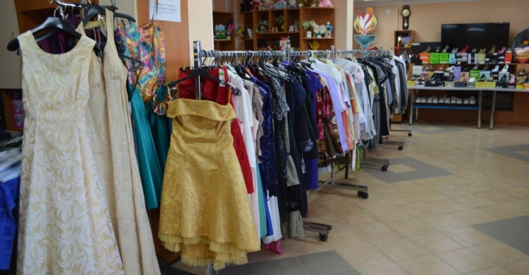 Мариупольские выпускники смогли бесплатно выбрать наряд на выпускной (ФОТО)