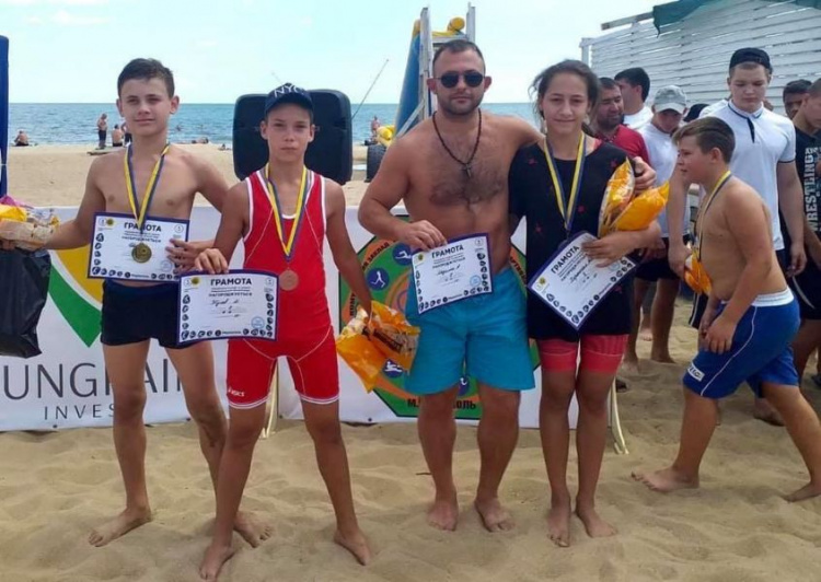 Спорт у моря: в Мариуполе провели соревнования по пляжной борьбе