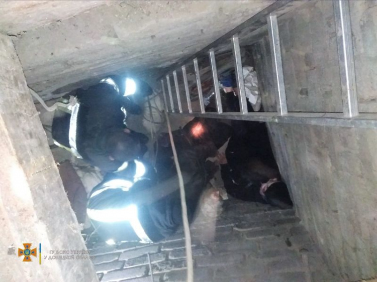 В Мариуполе женщины упали в глубокий подвал