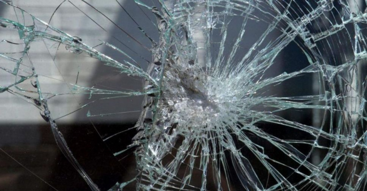 В Мариуполе неизвестный разбил иномарку и стекло магазина (ФОТО)