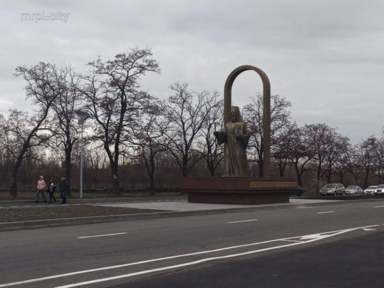На въезде в Мариуполь открыли скульптуру Митрополита Игнатия (ФОТО)