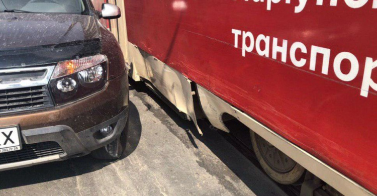 Не вписался в поворот: в Мариуполе автомобиль столкнулся с трамваем (ФОТО)