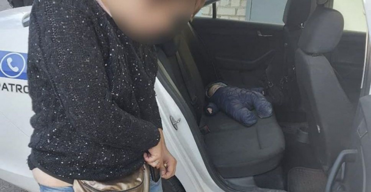 Мариупольские полицейские спасли маленького ребенка от пьяной матери