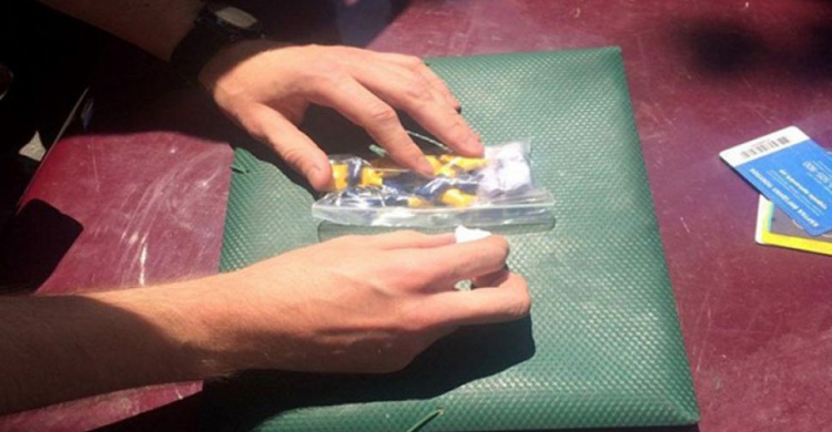 Под кайфом и за рулем: у мариупольца изъяли 20 упаковок амфетамина
