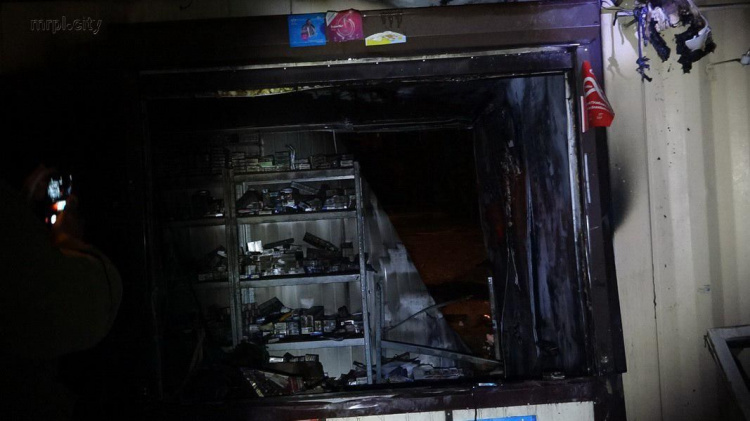 В Мариуполе произошел пожар: горели торговые точки (ФОТОФАКТ)