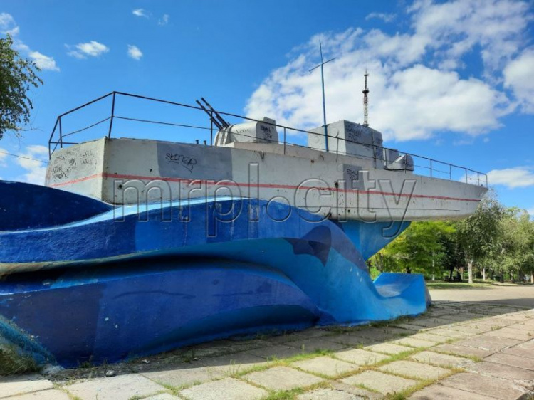 Вандалы снова изрисовали памятник морякам-десантникам в Мариуполе