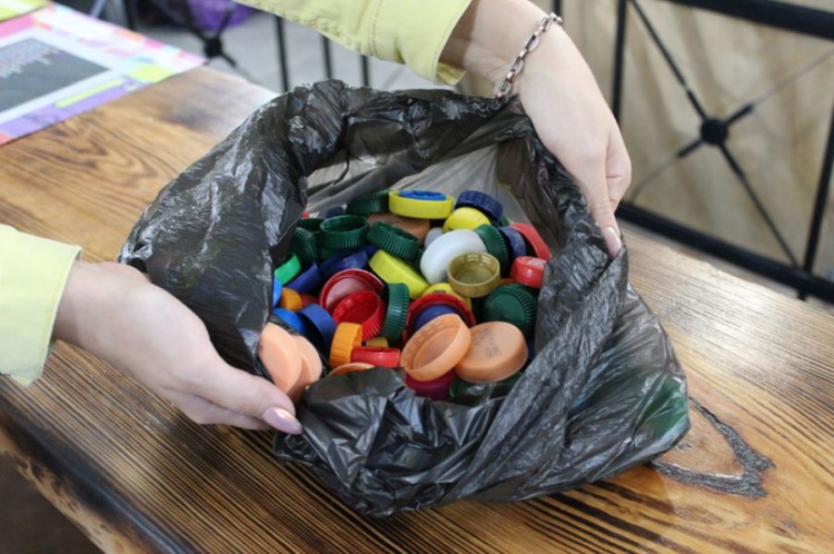 «Лекарство» из мусора: мариупольцы могут помочь детям, собирая крышечки