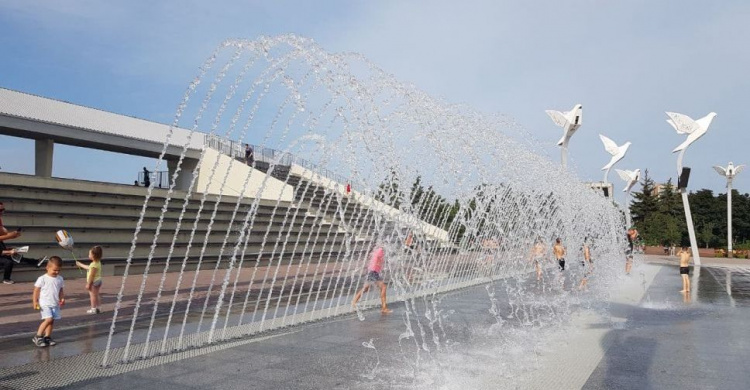 В Мариуполе на площади Свободы заработал арочный фонтан (ФОТОФАКТ)