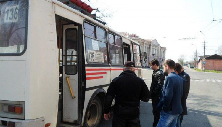 Дырявый пол и опасные поручни: в Мариуполе проверили автобус №136 (ФОТО)