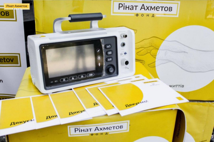 Старобельск получил современные аппараты ИВЛ от Фонда Рината Ахметова (ФОТО)