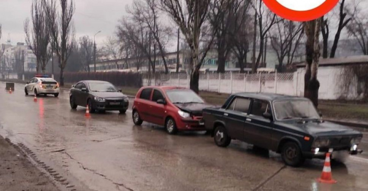 В Мариуполе столкнулись три автомобиля