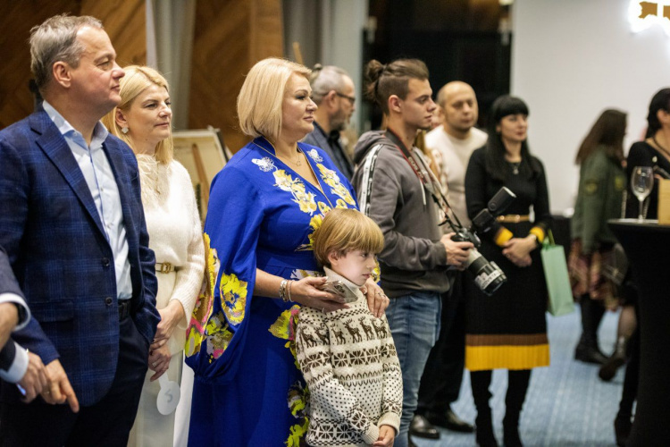 У Львові на підтримку маріупольських військових та подарунки дітям зібрали понад 350 тис. гривень