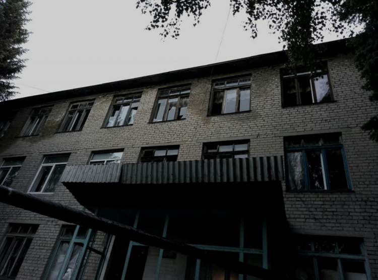 Обстрелянный техникум в Красногоровке просит помочь со строительными материалами (ФОТО)