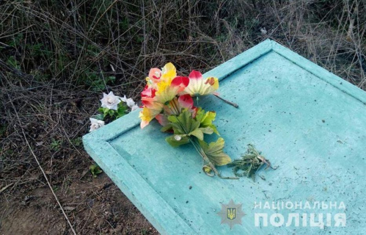Взрыв на кладбище в Донецкой области: пострадала женщина (ФОТО)