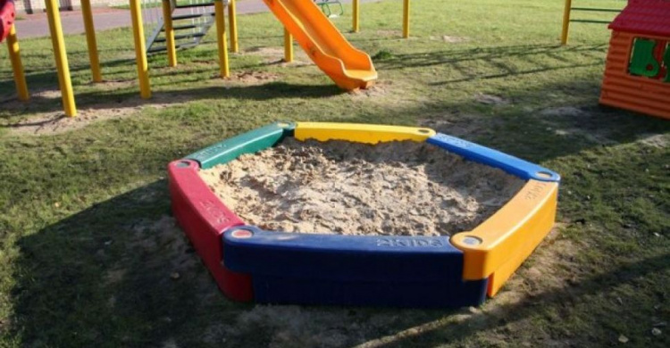 Мариупольских родителей избавили от необходимости наполнять песочницы в детсадах