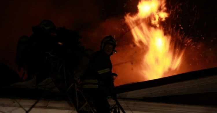 В полночь спасатели Мариуполя отбили жилой дом от надвигающегося пламени соседнего пожара