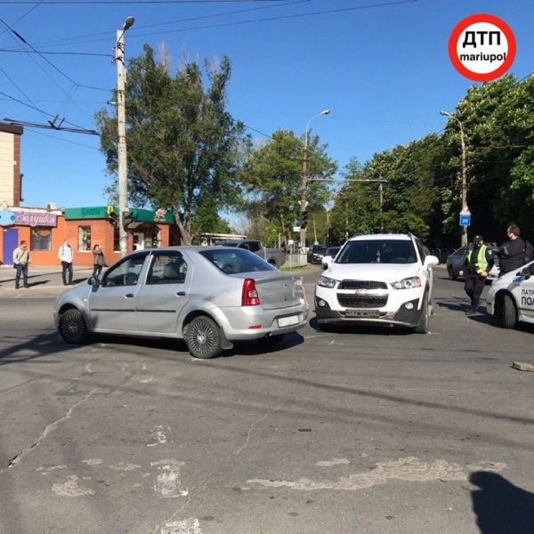 ДТП и падение дерева: в Мариуполе пострадали 5 автомобилей (ФОТО)