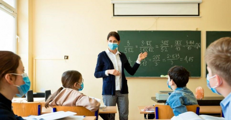 Повышение зарплаты украинским учителям «поставили на паузу» – не хватает денег