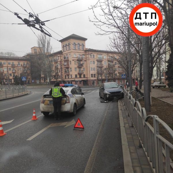 В центре Мариуполя водитель снес ограждение, а на одном из проспектов столкнулись четыре авто