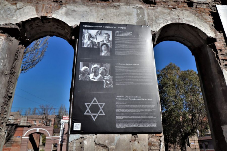 Мариуполь чтит память 80-й годовщины трагедии на Агробазе: на территории синагоги появились инсталляции