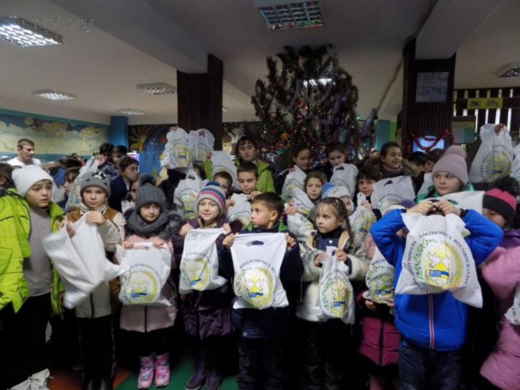 1500 дітей Приазов'я отримали новорічні подарунки від голови «Фонду Бумбураса» (ФОТО)