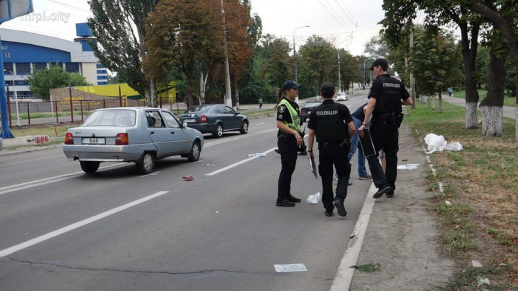 Переходил дорогу: в Мариуполе мужчина попал под колеса автомобиля (ФОТО)