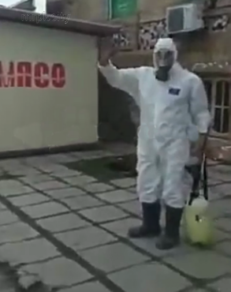 Противогаз вместо маски: в селе под Мариуполем найден 