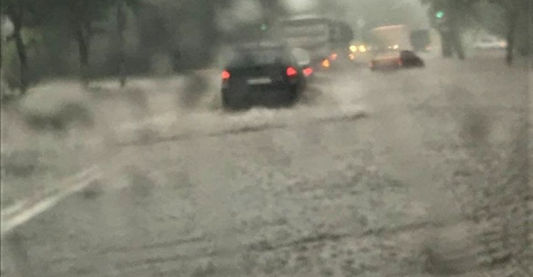 В Мариуполе дождевая вода затопила дороги. Где невозможно проехать?