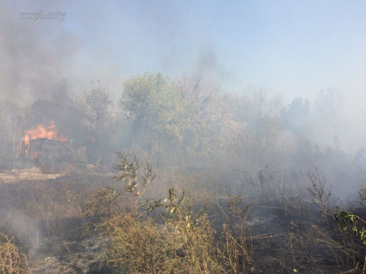 В Мариуполе пожар совпал с аварийным отключением воды (ФОТОФАКТ)