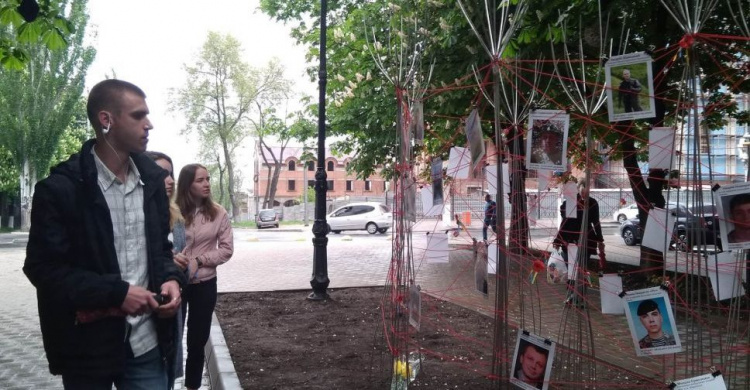 В центре Мариуполя появилась необычная инсталляция в память о погибших (ФОТОФАКТ)