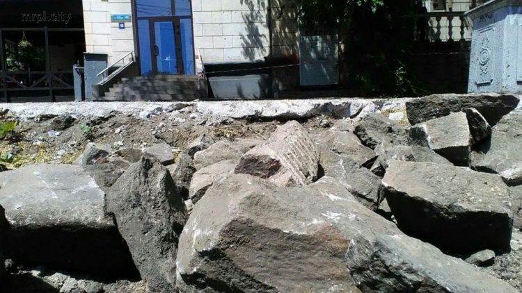В центре Мариуполя раскопали брусчатку старого города (ФОТО+ВИДЕО)