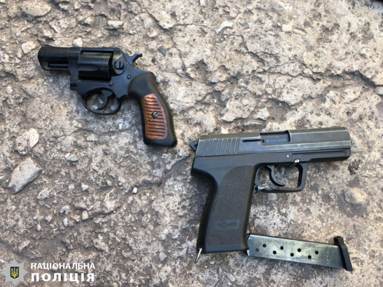 Пулеметы и пистолеты: в Мариуполе разоружили коллекционера оружия Второй мировой (ФОТО)