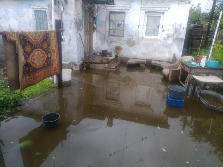 В Мариуполе из-за паводка затоплены зоопарк, дома, движение ограничено
