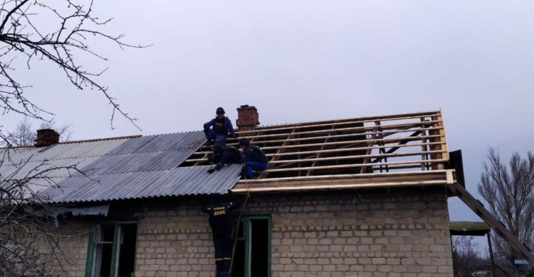 Под Мариуполем ремонтируют дома, поврежденные из-за боевых действий