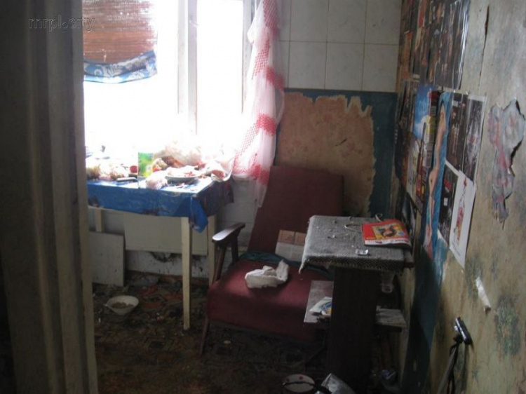 Костры на полу квартиры: в Мариуполе бомжи «приватизировали» чужое жилье (ФОТО)