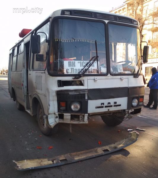 В Мариуполе автобус врезался в легковушки. Пострадали беременная женщина и ребенок (ФОТО)