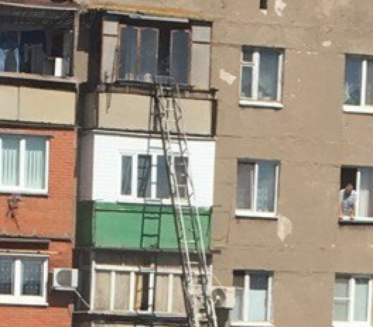 Спасатели провели в Мариуполе спецоперацию с проникновением в окно 9 этажа (ФОТО)
