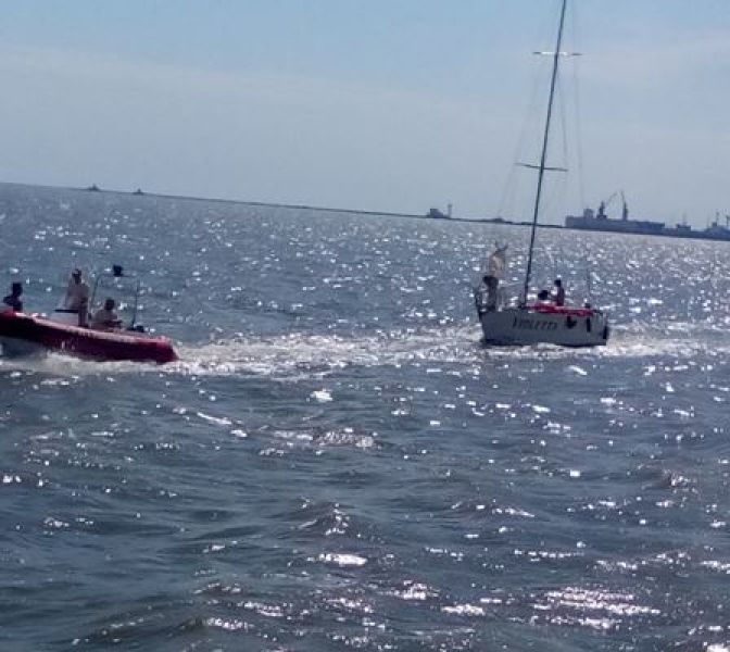 В Мариуполе спасли экипаж поврежденной яхты (ФОТО)