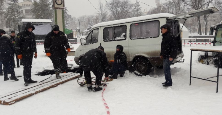 В мариупольском фонтане застряла машина (ФОТО)