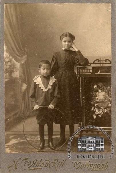 Сохранилась фотография приемной дочери Агапьевих Евфросинии и сына Георгия, сделанная в 1909 году.