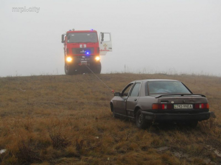 В Донецкой области густой туман привел водителя на дно глубокого кювета (ФОТО)
