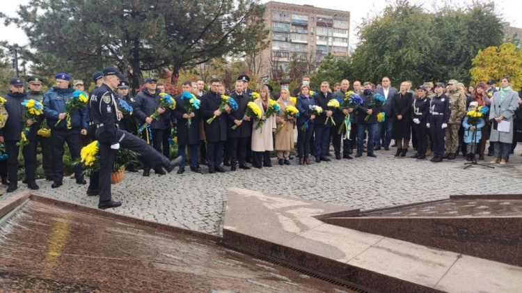На митинге в центре Мариуполя поздравили защитников и защитниц Украины