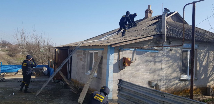 На Донетчине восстанавливают поврежденные боевиками дома