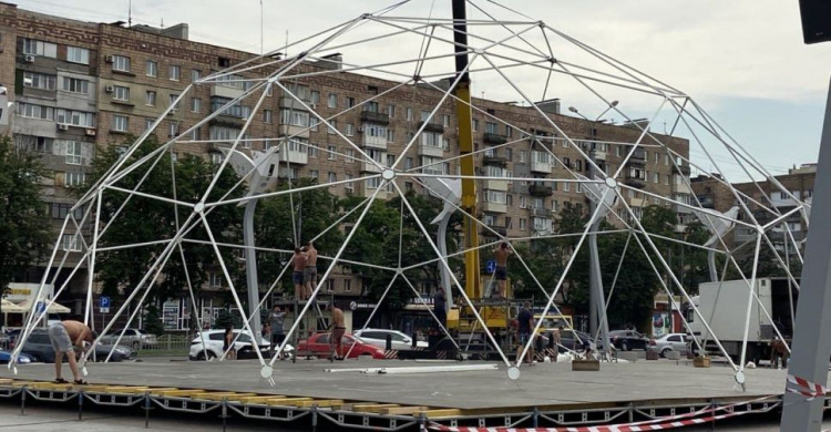 На мариупольской площади Свободы возводят металлический купол