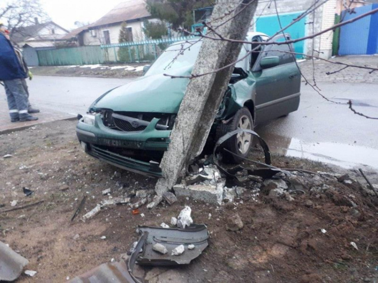 В Мариуполе легковушка влетела в столб: водитель сбежал (ФОТО)